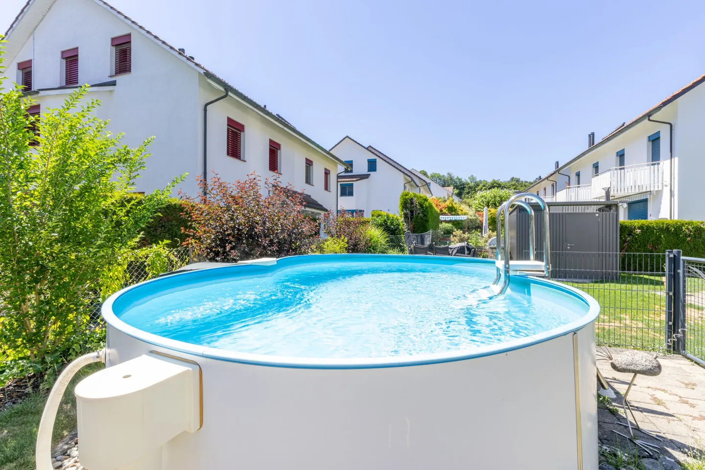 Maison familiale jumelée spacieuse de 6,5 pièces avec double garage, jardin et piscine - Photo 3 sur 22