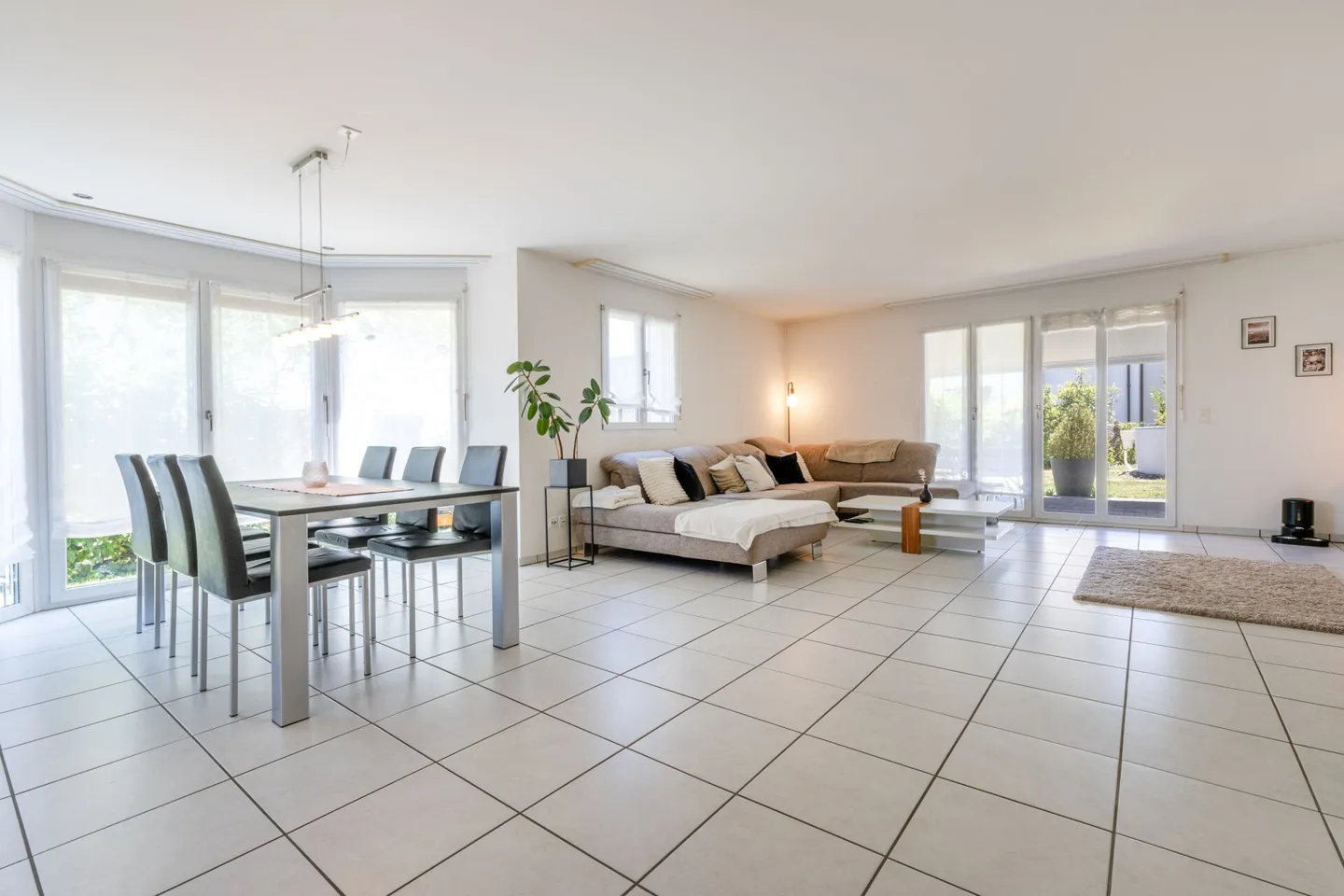 Maison familiale jumelée spacieuse de 6,5 pièces avec double garage, jardin et piscine - Photo 4 sur 22