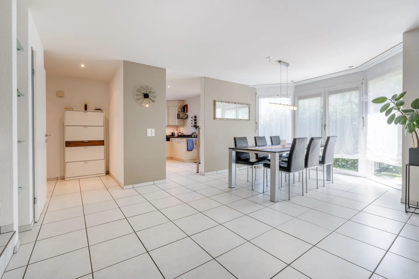 Maison familiale jumelée spacieuse de 6,5 pièces avec double garage, jardin et piscine - Photo 5 sur 22