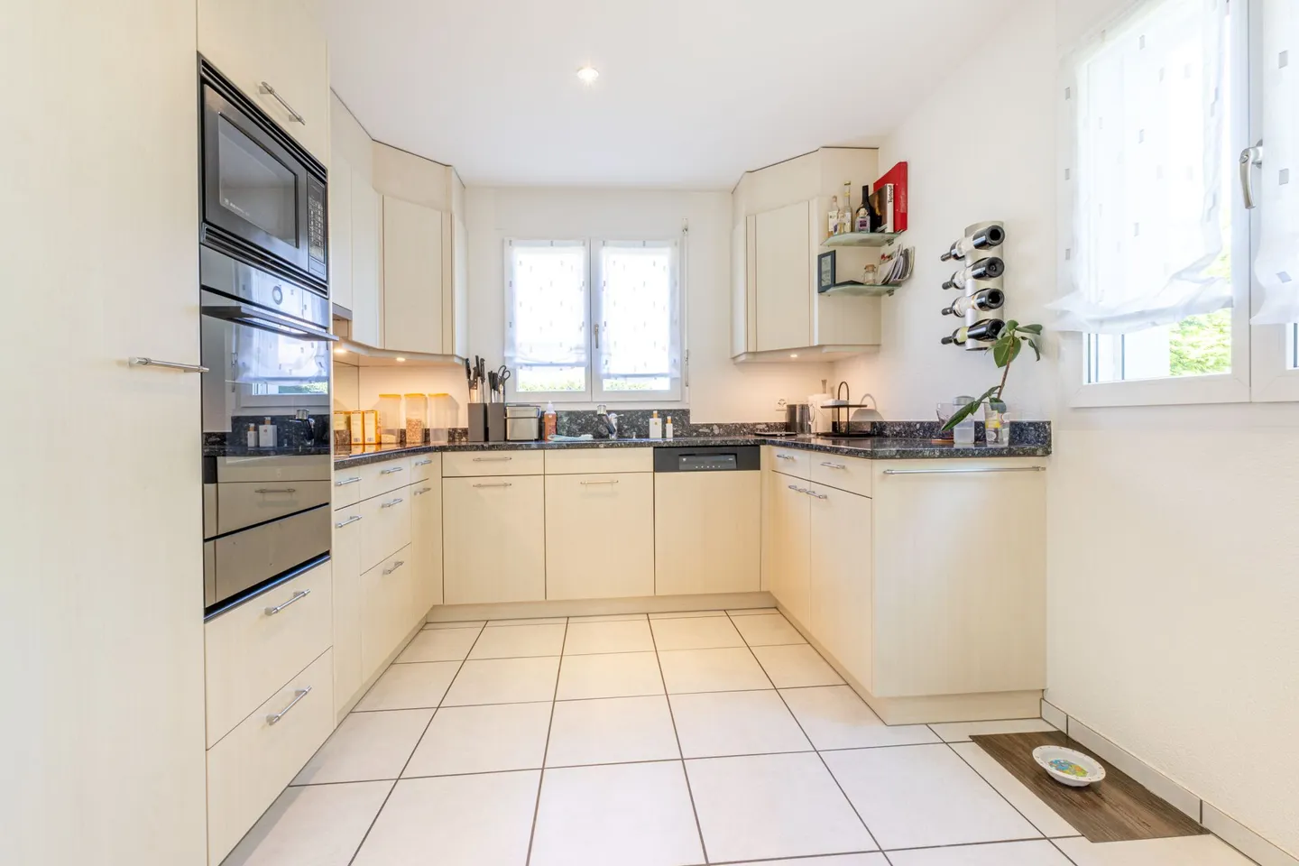 Maison familiale jumelée spacieuse de 6,5 pièces avec double garage, jardin et piscine - Photo 6 sur 22