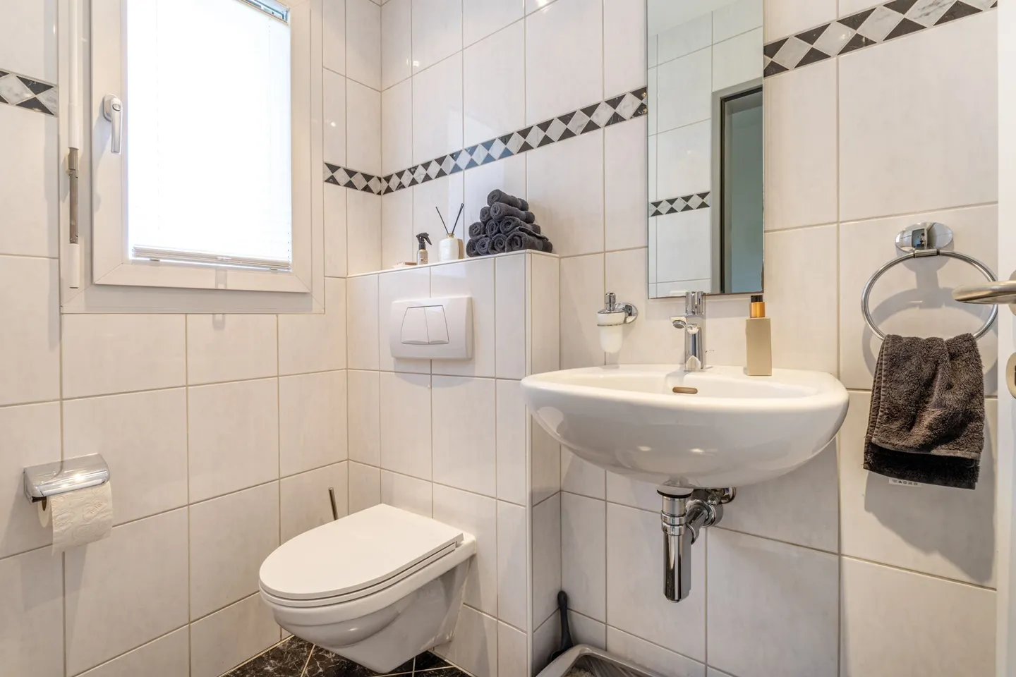 Maison familiale jumelée spacieuse de 6,5 pièces avec double garage, jardin et piscine - Photo 7 sur 22