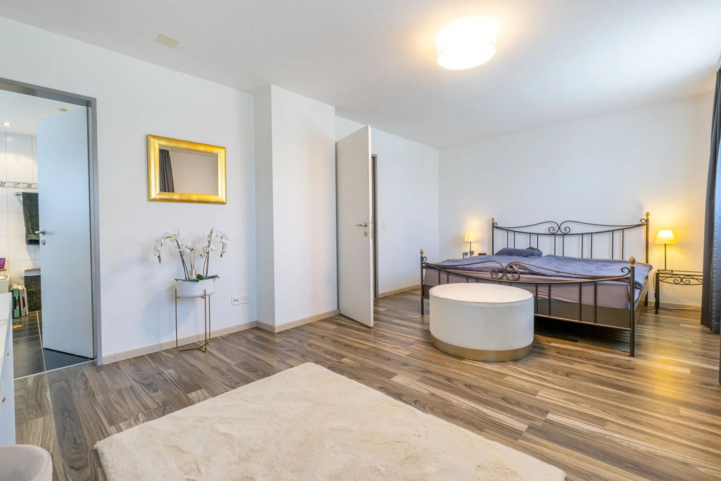 Maison familiale jumelée spacieuse de 6,5 pièces avec double garage, jardin et piscine - Photo 8 sur 22