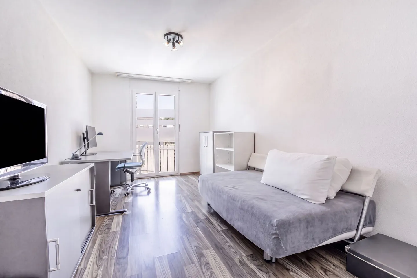 Maison familiale jumelée spacieuse de 6,5 pièces avec double garage, jardin et piscine - Photo 10 sur 22
