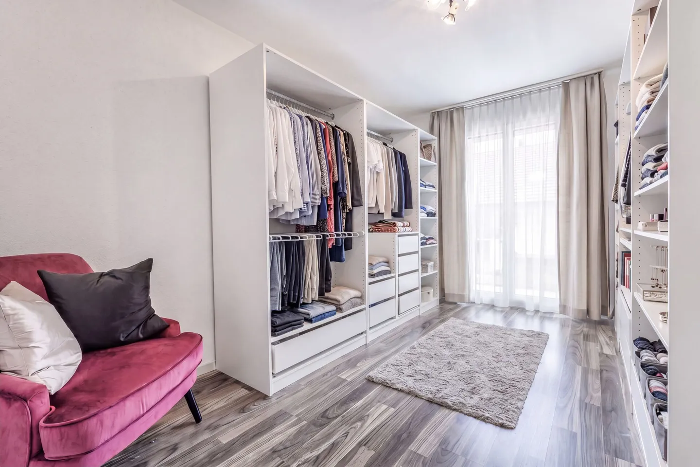 Maison familiale jumelée spacieuse de 6,5 pièces avec double garage, jardin et piscine - Photo 9 sur 22