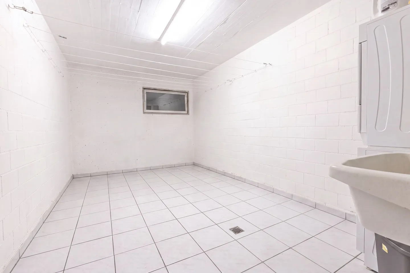 Maison familiale jumelée spacieuse de 6,5 pièces avec double garage, jardin et piscine - Photo 16 sur 22