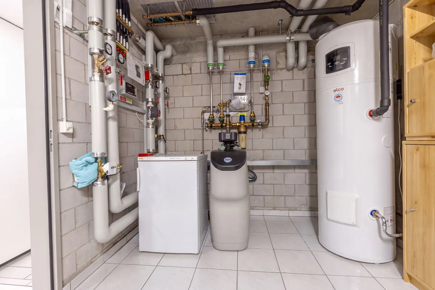 Maison familiale jumelée spacieuse de 6,5 pièces avec double garage, jardin et piscine - Photo 17 sur 22