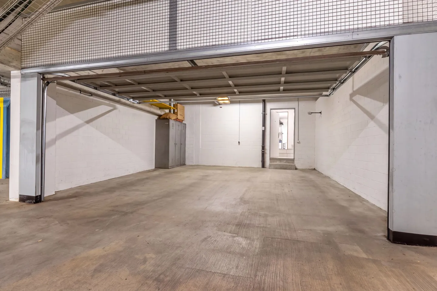 Maison familiale jumelée spacieuse de 6,5 pièces avec double garage, jardin et piscine - Photo 18 sur 22