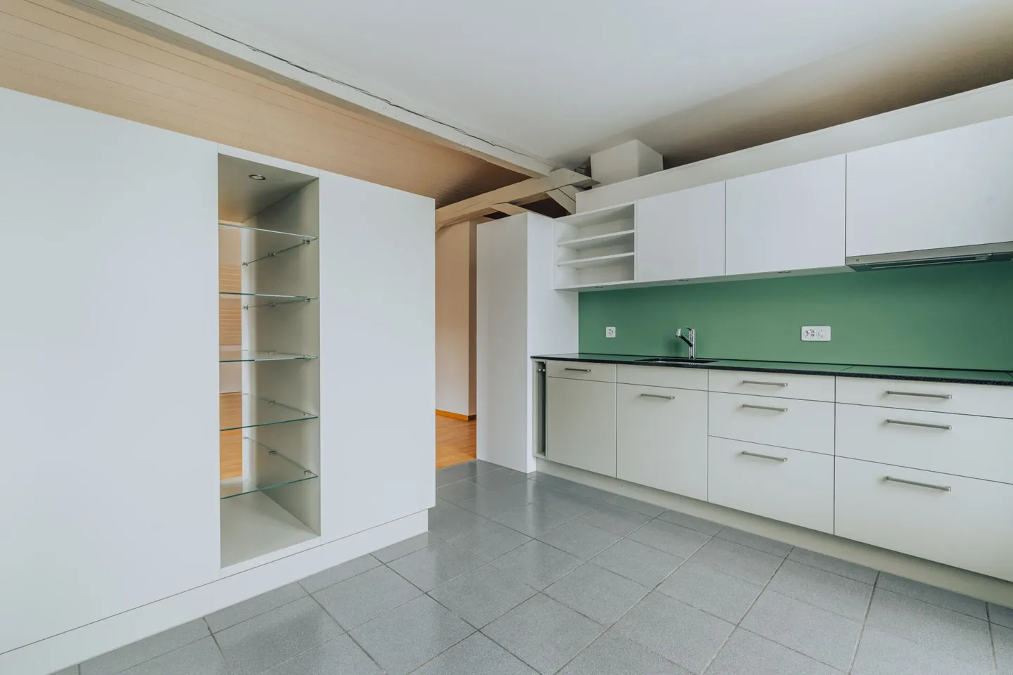 Teilsanierte 4 1/2-Zimmer-Altbauwohnung, 2. OG in grüner Oase mitten im Zentrum - Foto 1 von 9