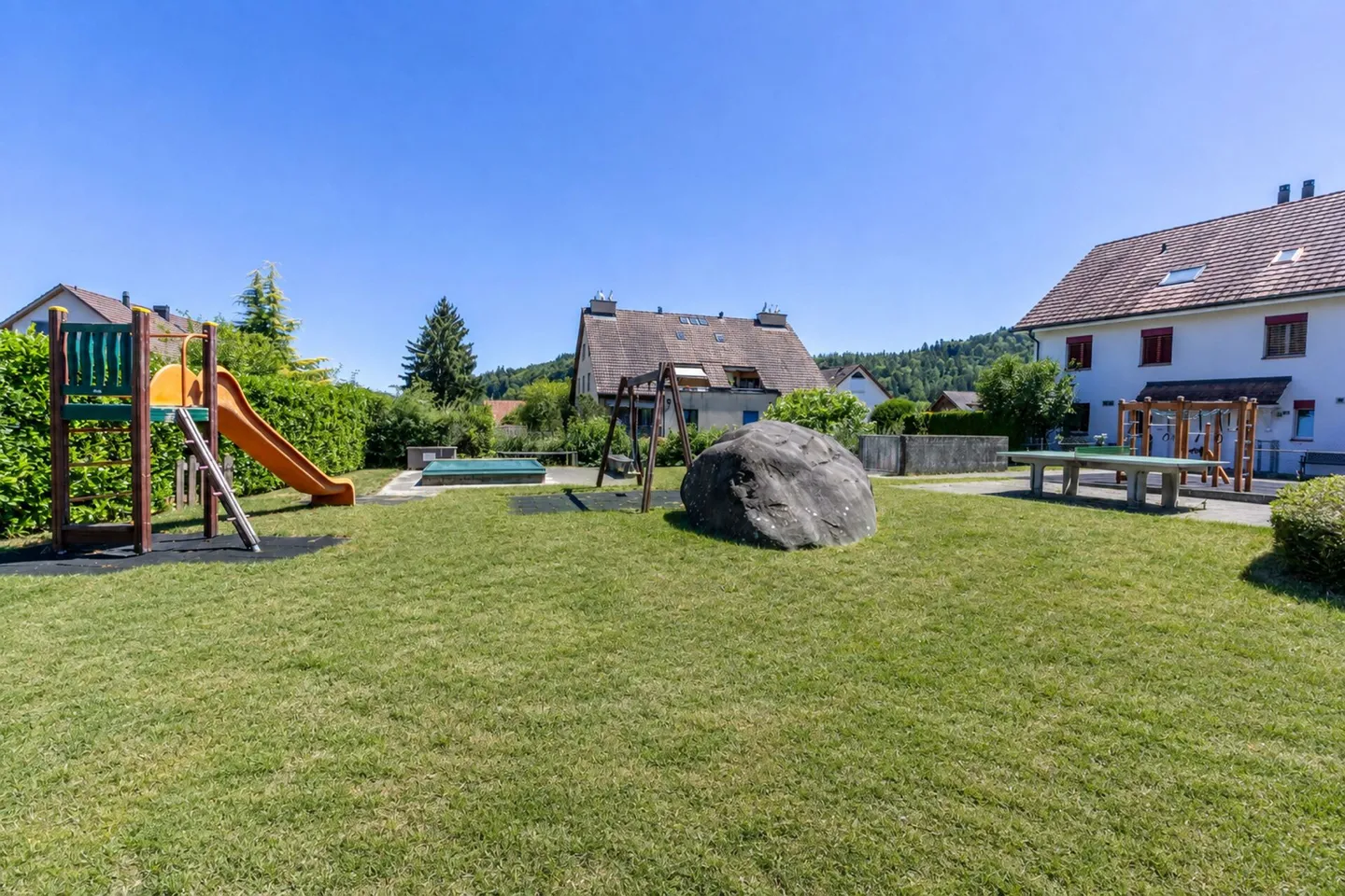 Maison familiale jumelée spacieuse de 6,5 pièces avec double garage, jardin et piscine - Photo 19 sur 22