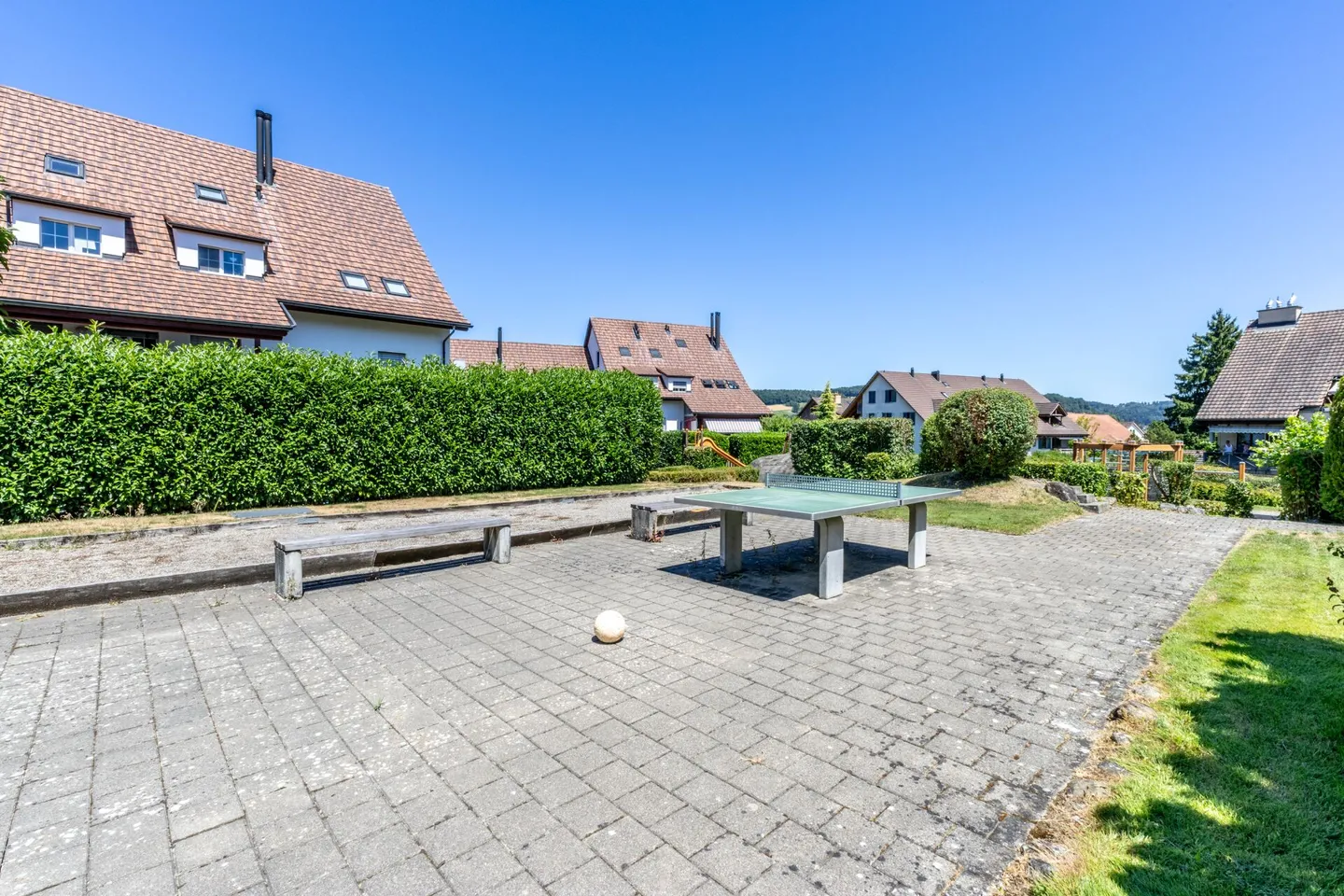 Maison familiale jumelée spacieuse de 6,5 pièces avec double garage, jardin et piscine - Photo 20 sur 22