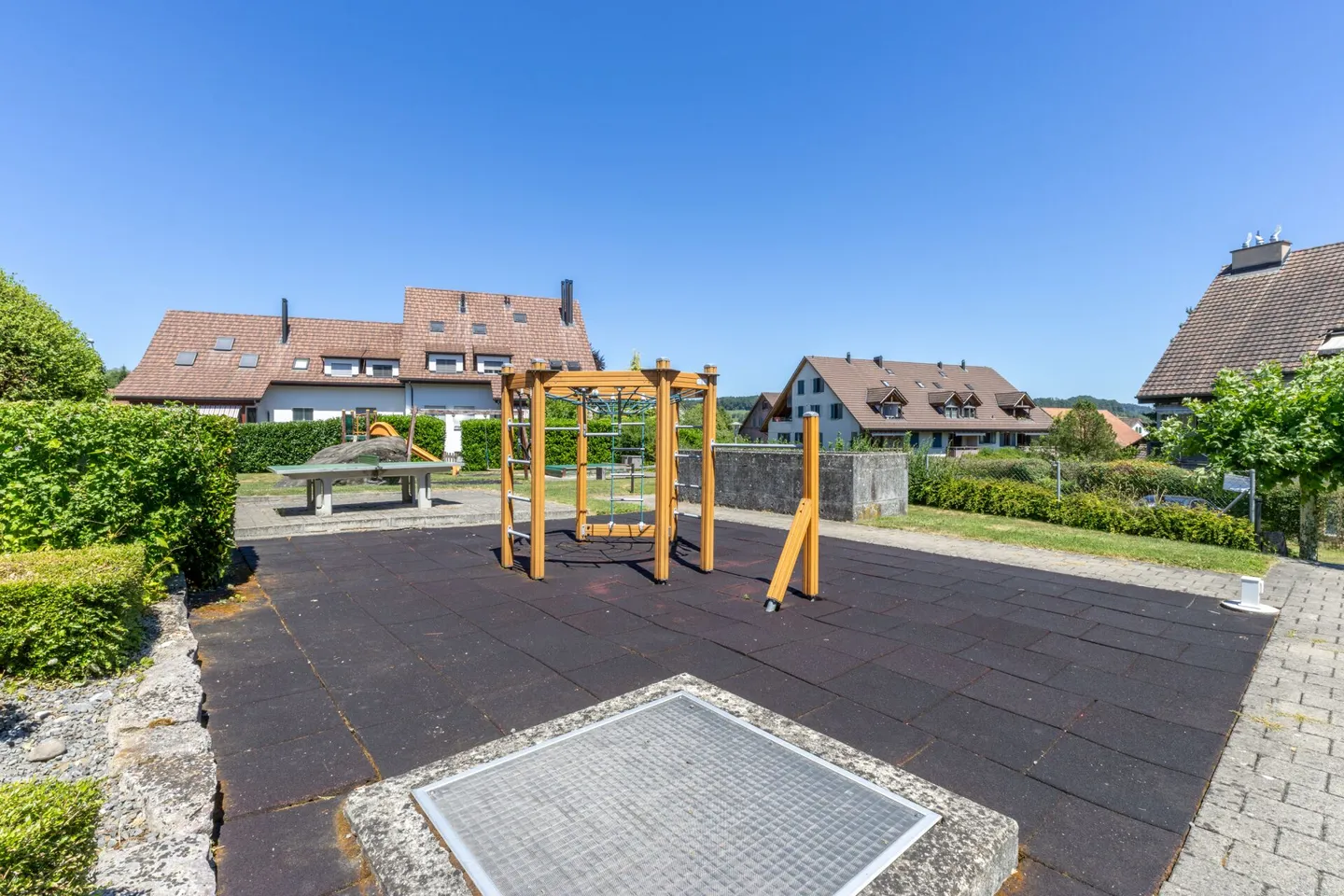 Maison familiale jumelée spacieuse de 6,5 pièces avec double garage, jardin et piscine - Photo 21 sur 22