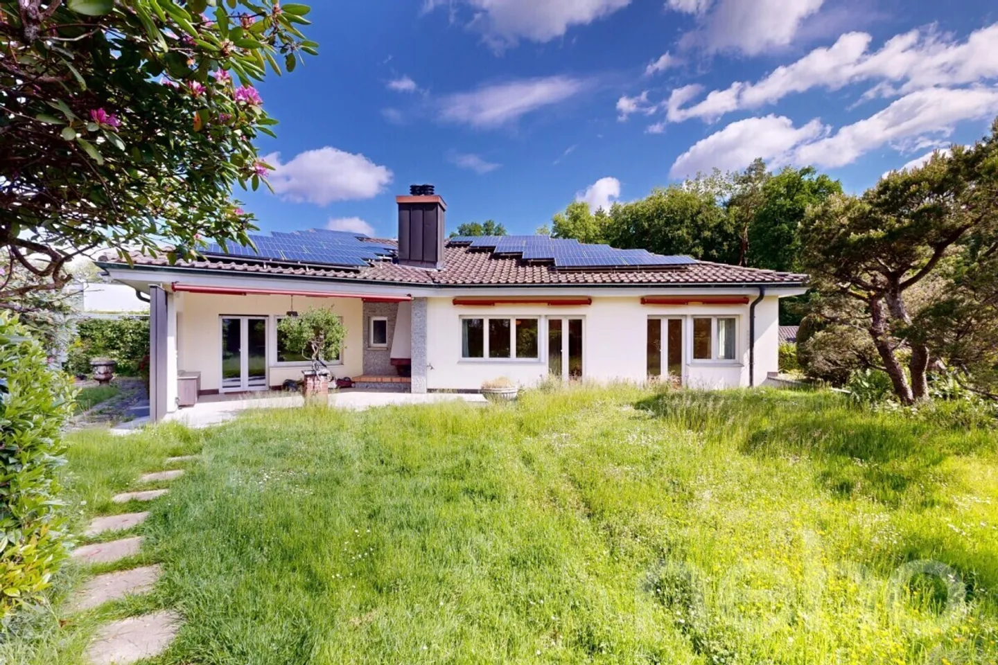 Grosszügiges Einfamilienhaus mit Garten - Foto 3 von 12