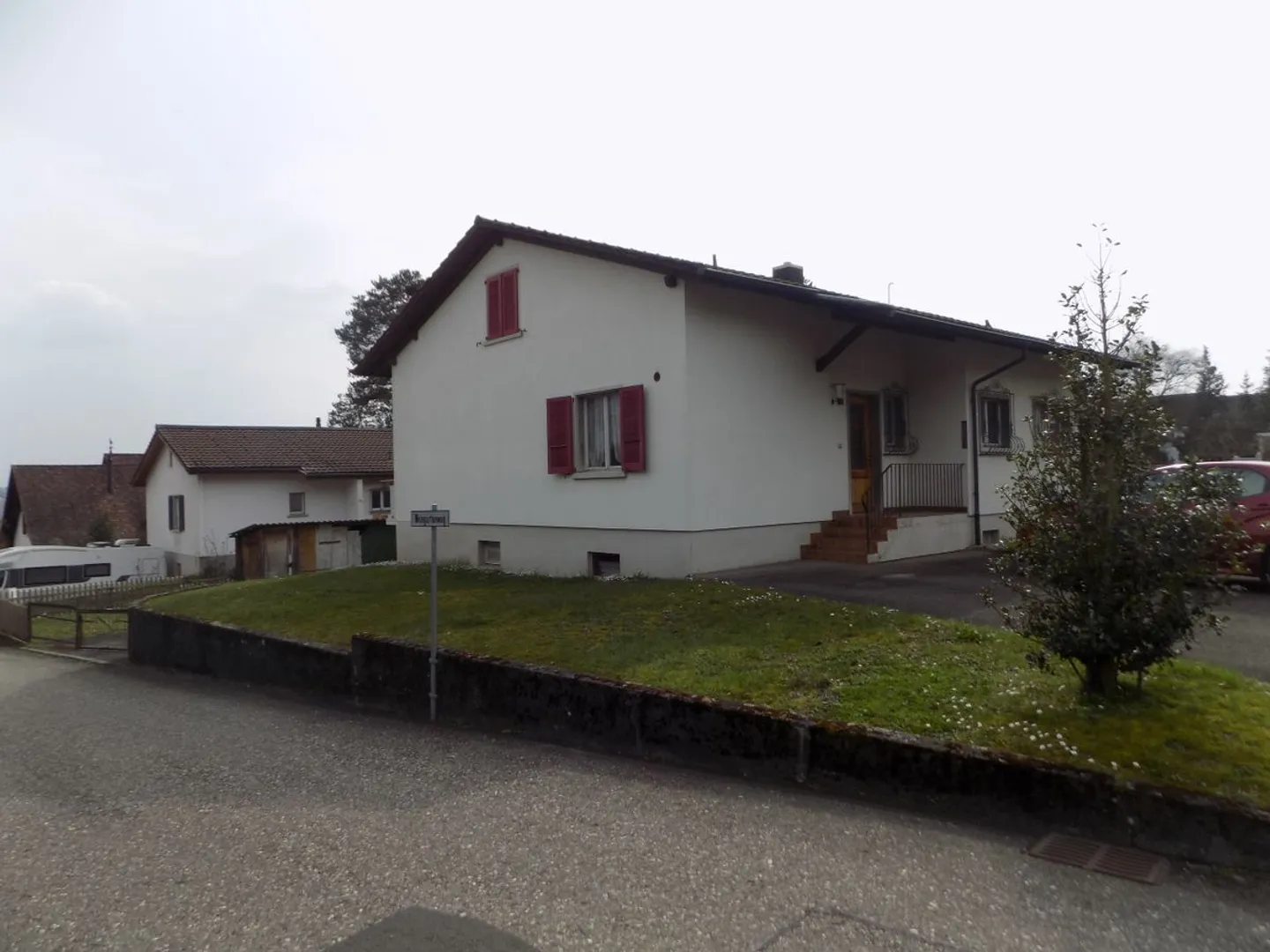 Affascinante casa unifamiliare da ristrutturare con appartamento separato, grande giardino e garage. - Foto 2 di 10