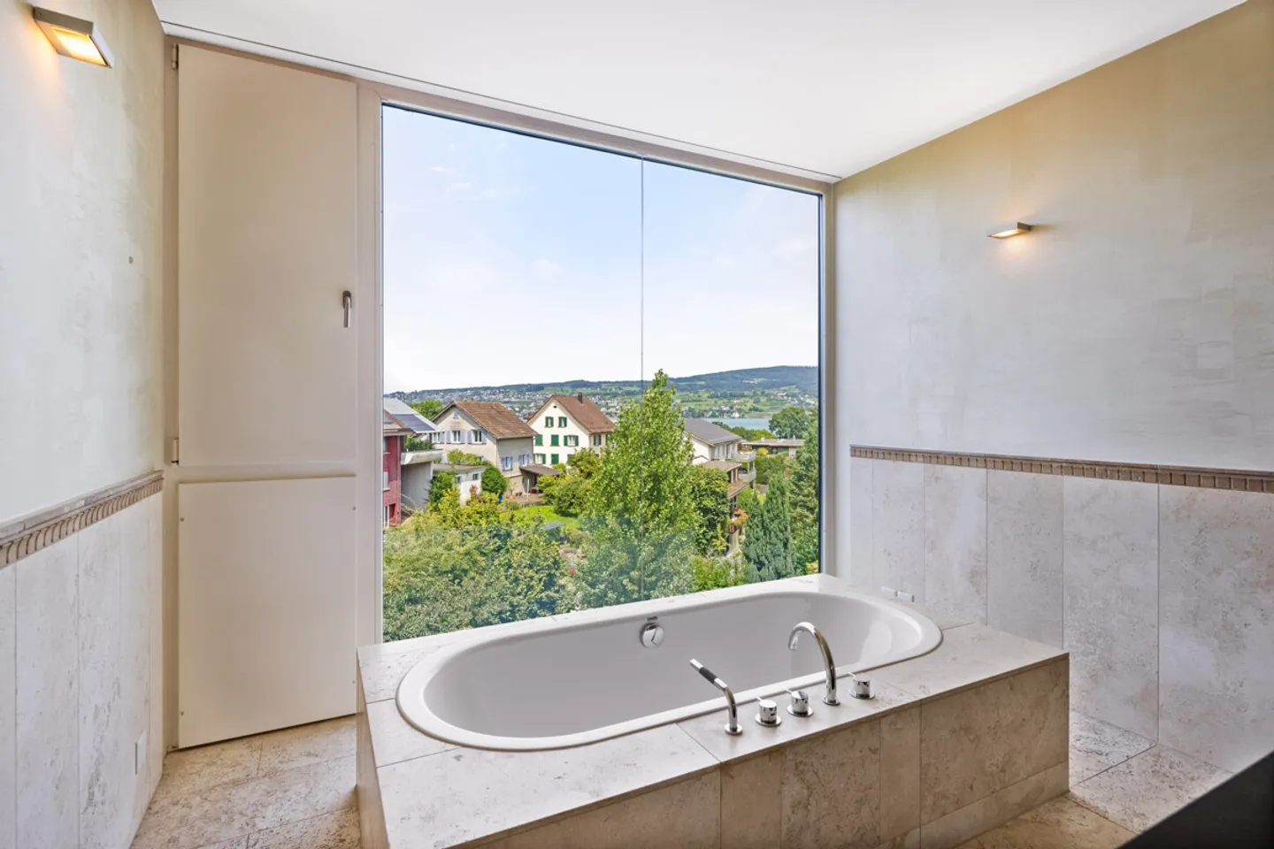 Casa familiare pronta per essere abitata con vista sul lago in una posizione popolare - Foto 3 di 6