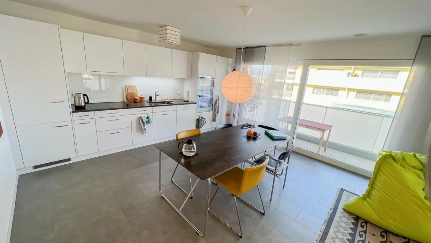 Appartement lumineux et calme de 2,5 pièces avec grand balcon à Frasnacht - Photo 2 sur 7