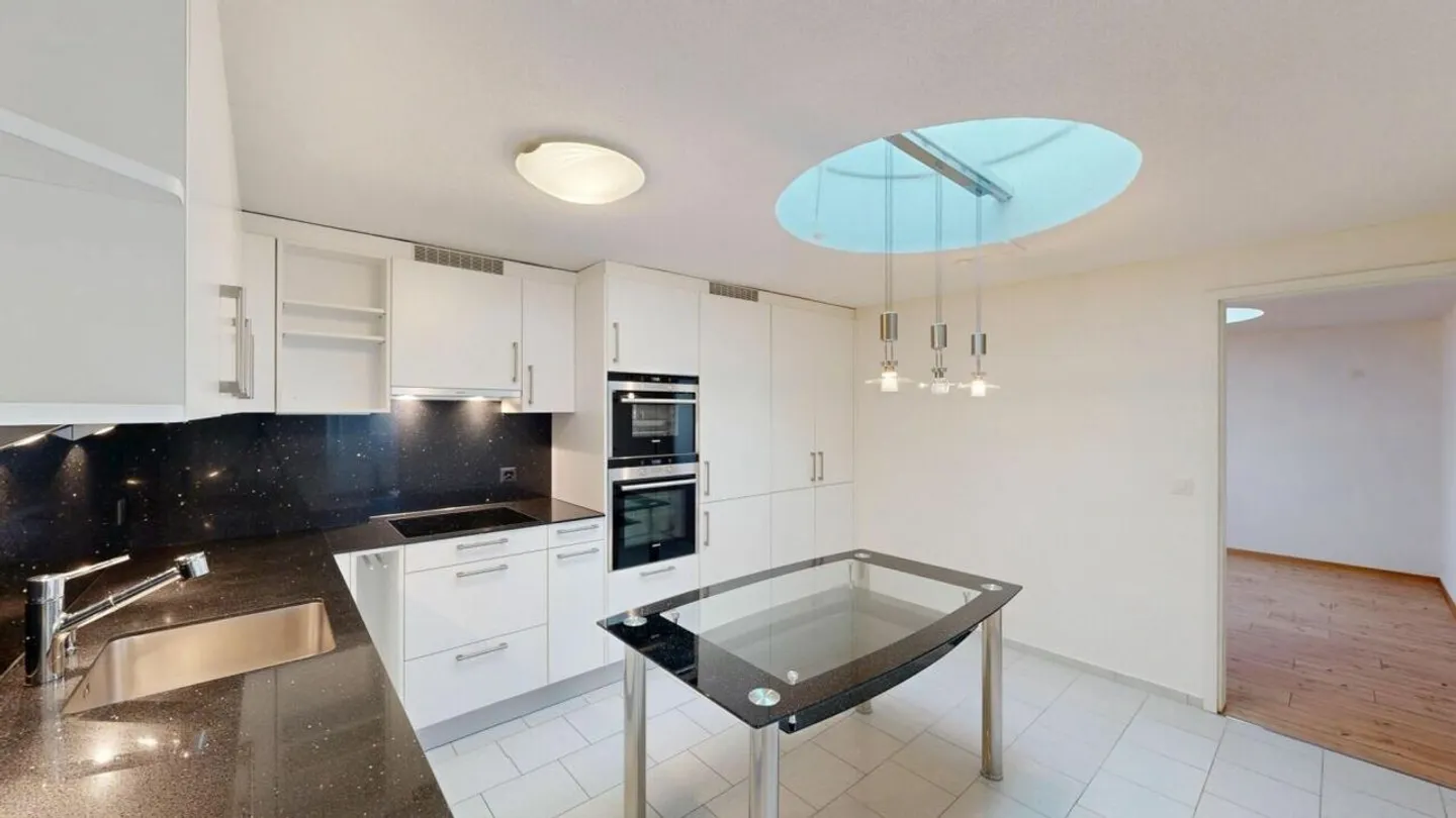 APPARTAMENTO 3.5 STANZE A BRUNNEN - COMPLETAMENTE RISTRUTTURATO & CON UN CONCETTO DI LUCE PARTICOLARE - Foto 1 di 6