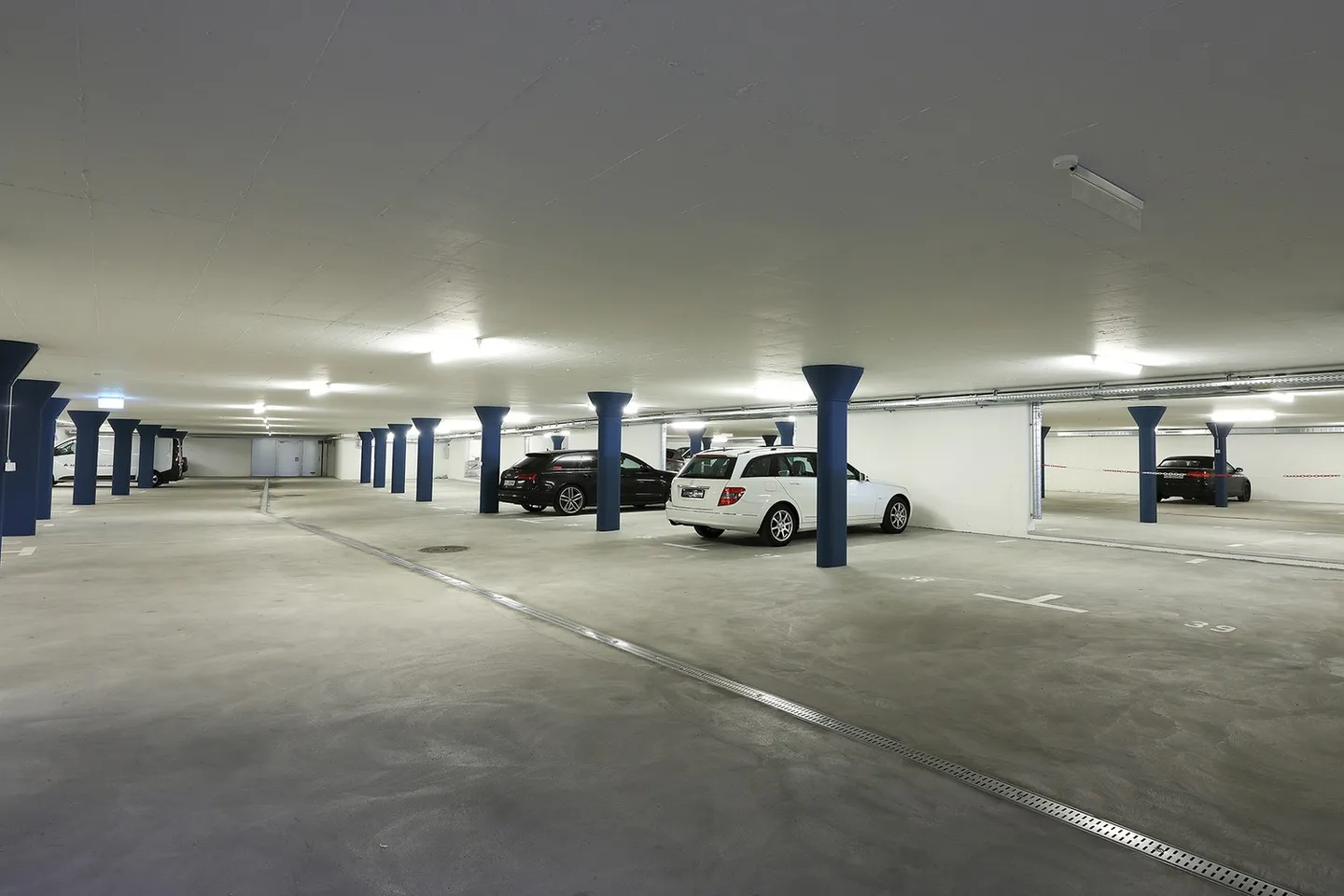 Outdoor parking space for rent - Photo 3 of 3