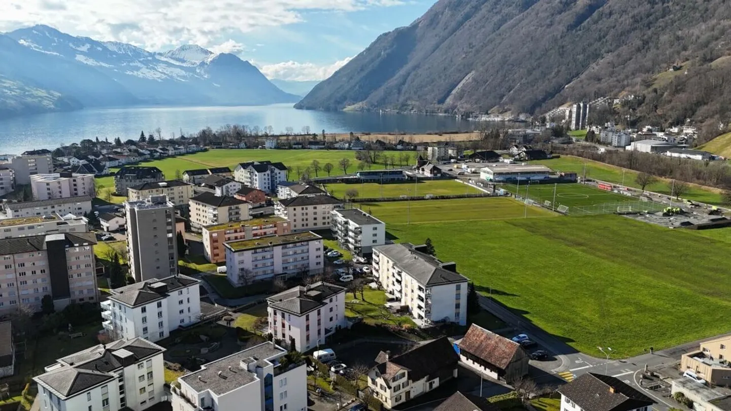 APPARTAMENTO 3.5 STANZE A BRUNNEN - COMPLETAMENTE RISTRUTTURATO & CON UN CONCETTO DI LUCE PARTICOLARE - Foto 6 di 6