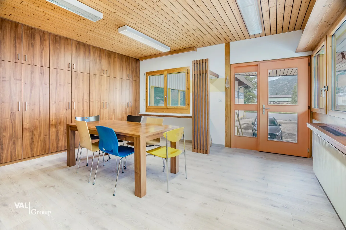 Production and storage hall with diverse usage possibilities in optimal location - Photo 2 of 13