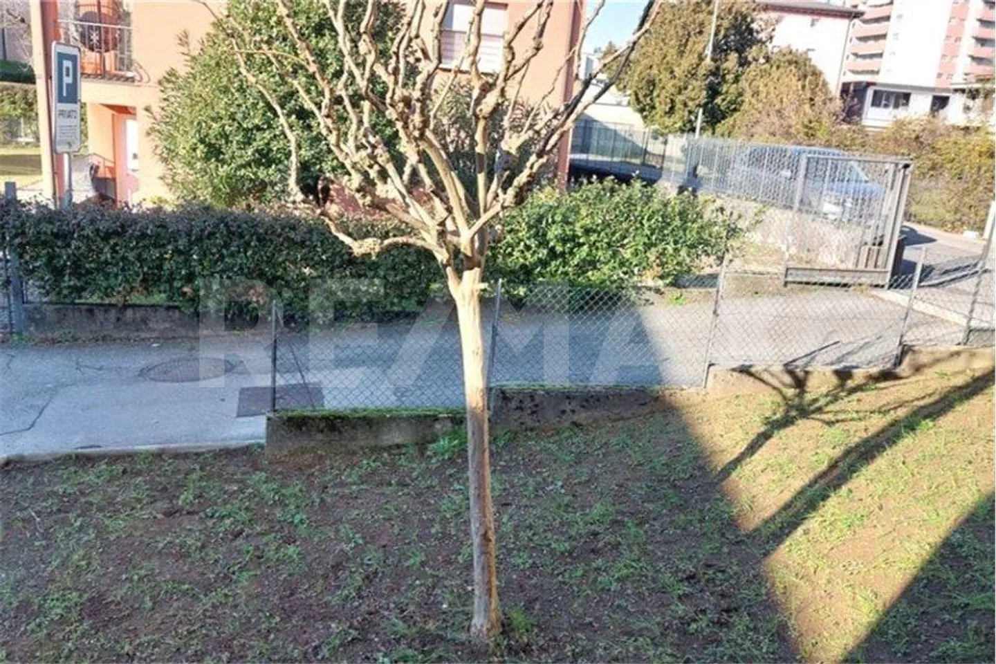 Appartamento con giardino e due posti auto - Foto 8 di 12