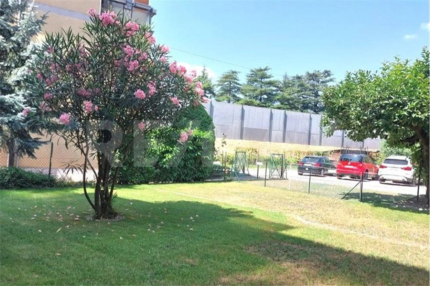 Appartamento con giardino e due posti auto - Foto 9 di 12