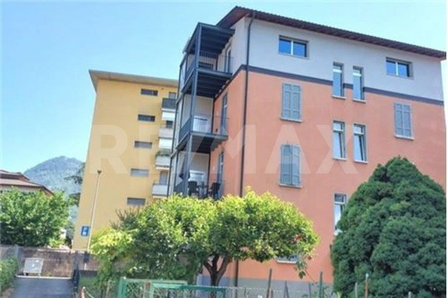 Appartamento con giardino e due posti auto - Foto 11 di 12