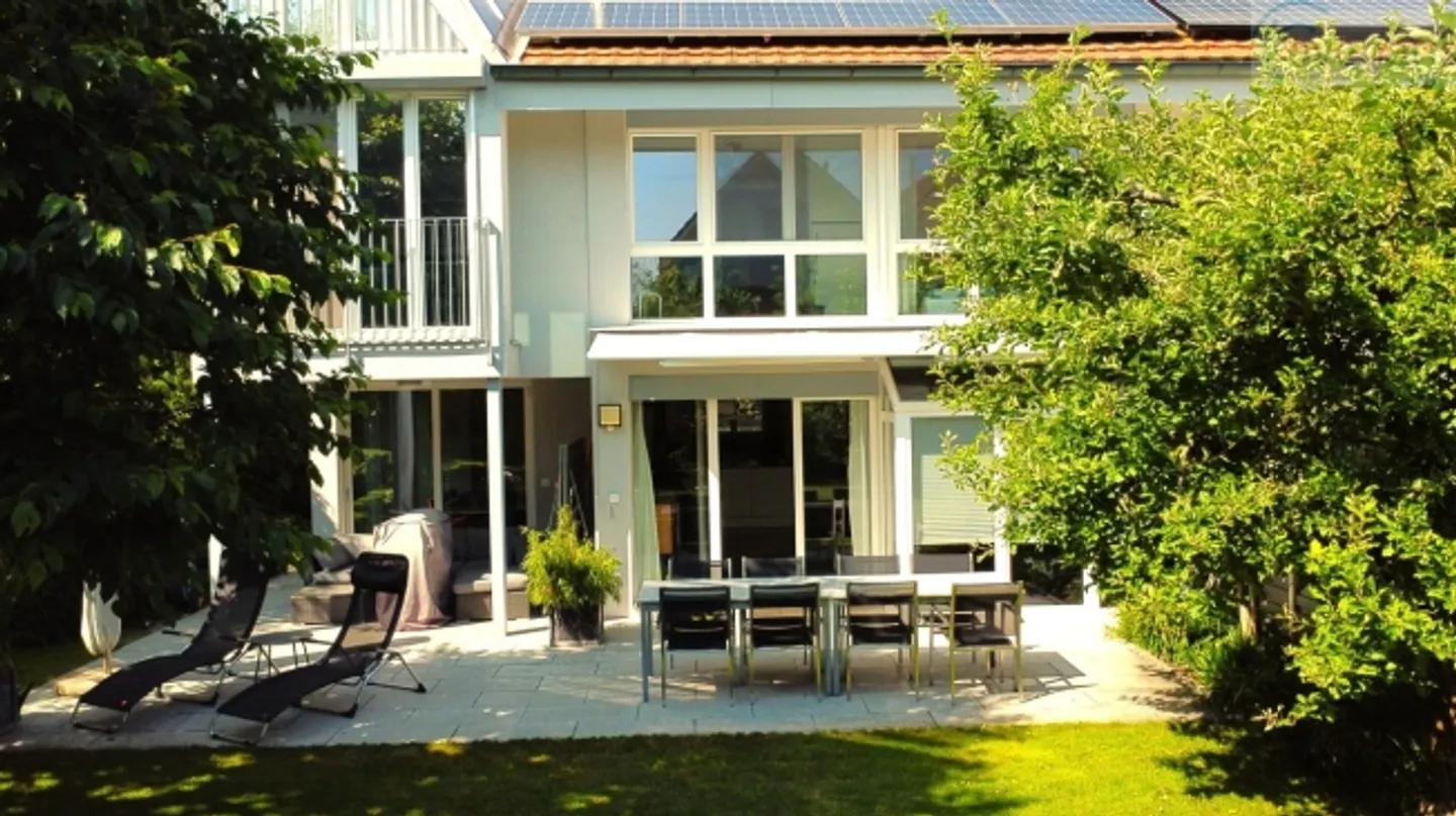 «Doppeleinfamilienhaus mit grossem Gartenparadies nahe am Waldrand» - Foto 2 von 18