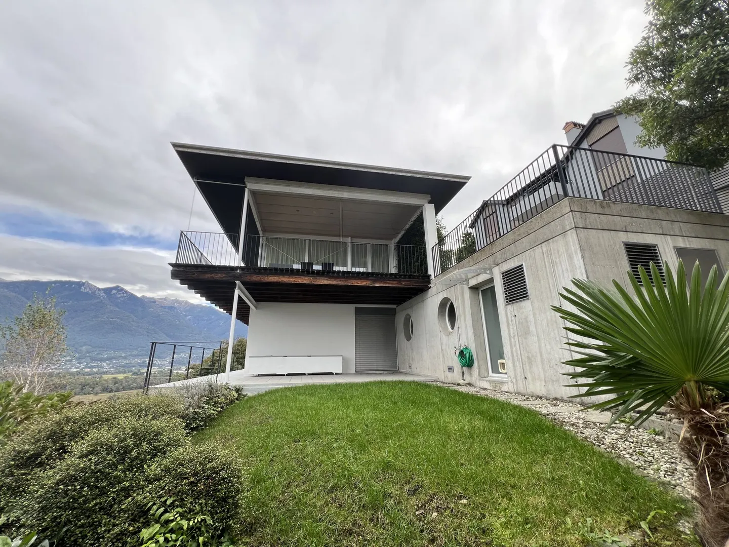 Schönes 5,5-Zimmer-Einfamilienhaus mit Terrasse, Garten und schönem Seeblick - Foto 2 von 20