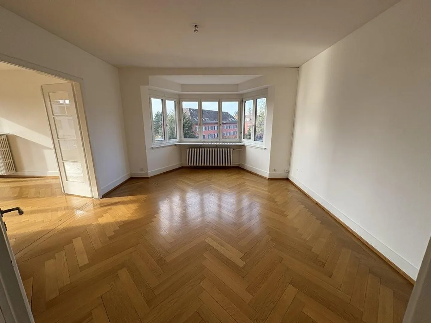 Charmante appartement ancien de 5 pièces limité jusqu'au 31.12.2026 - Photo 3 sur 11