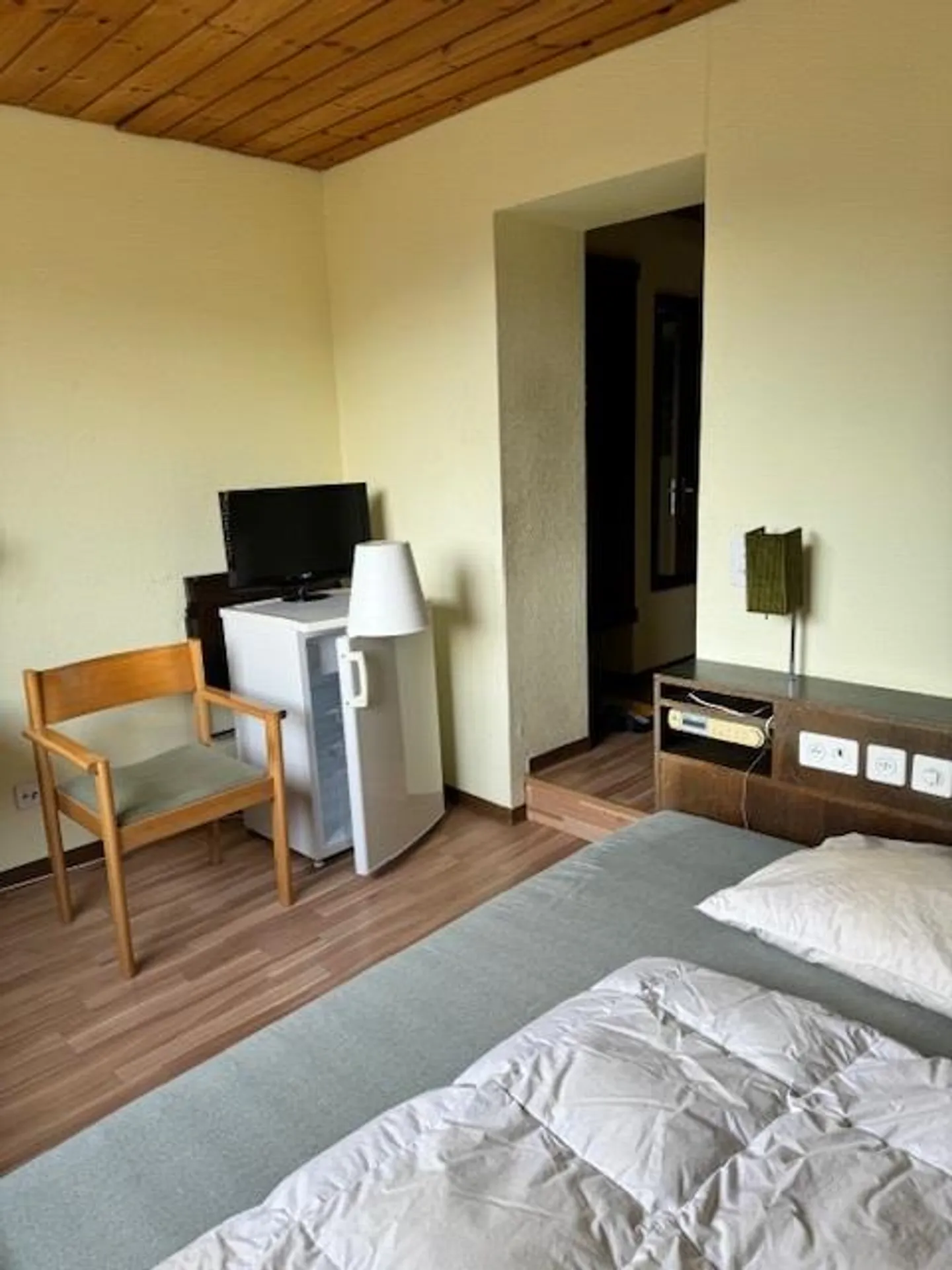 Möbliertes Zimmer mit Dusche - Foto 5 von 8