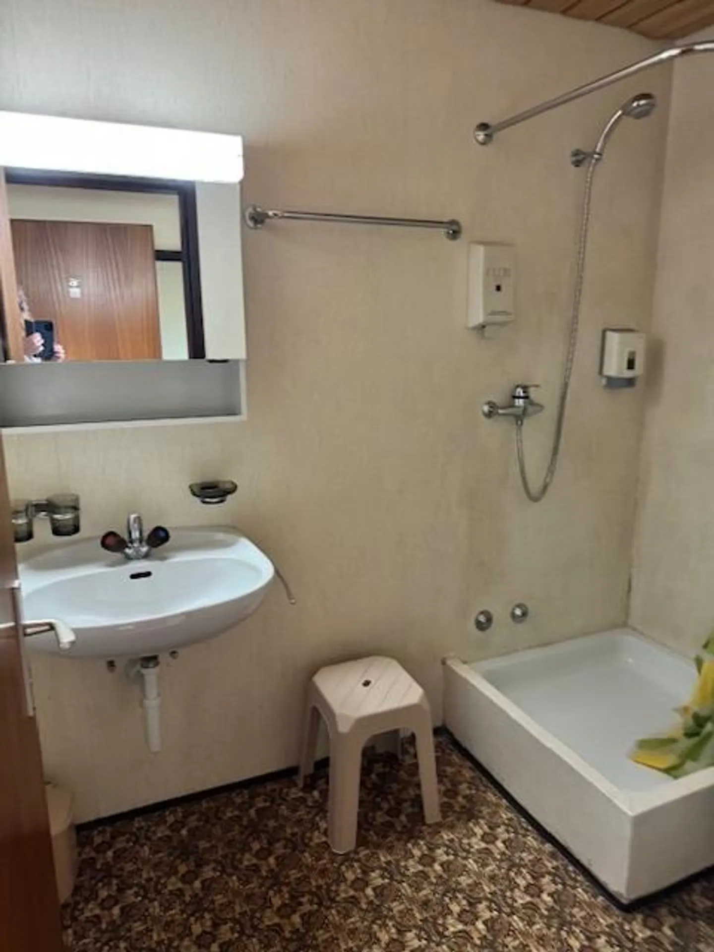 Möbliertes Zimmer mit Dusche - Foto 8 von 8