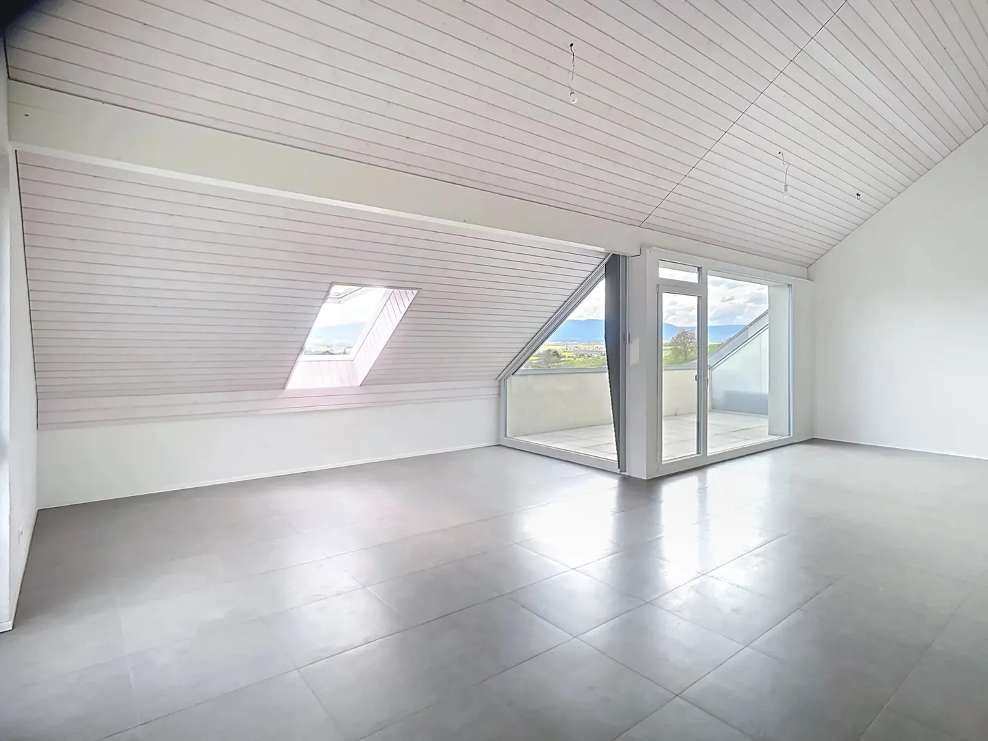 Spacious Apartment with Lake View - Photo 4 of 11