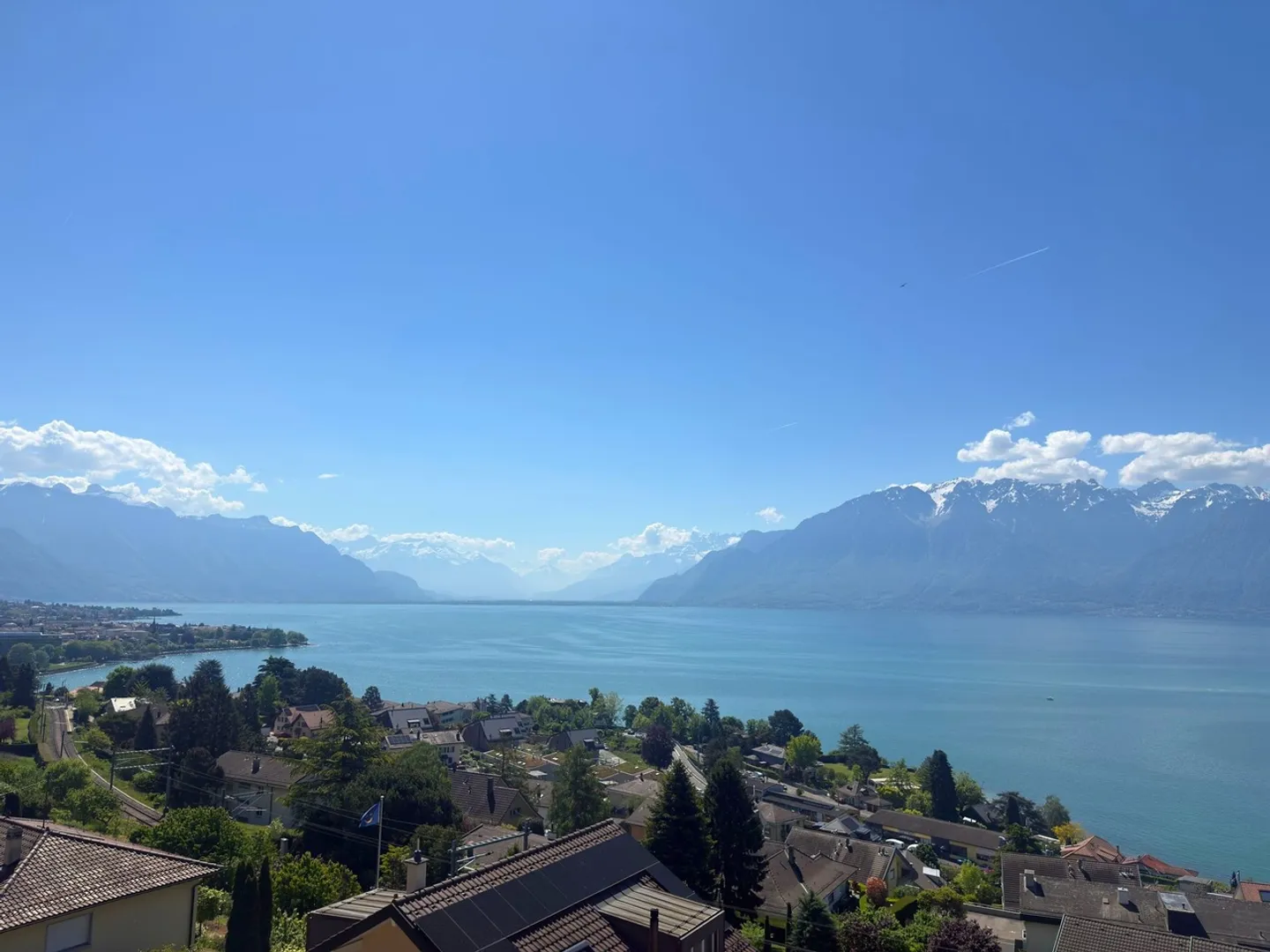 Ampio appartamento di 4 stanze con vista lago - Foto 1 di 11