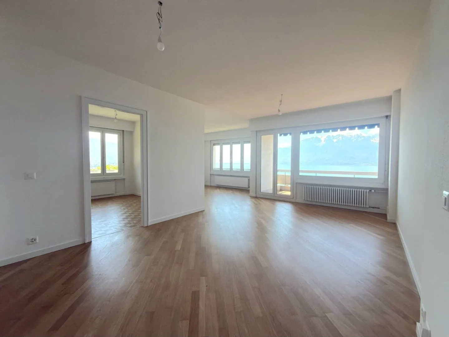 Ampio appartamento di 4 stanze con vista lago - Foto 2 di 11