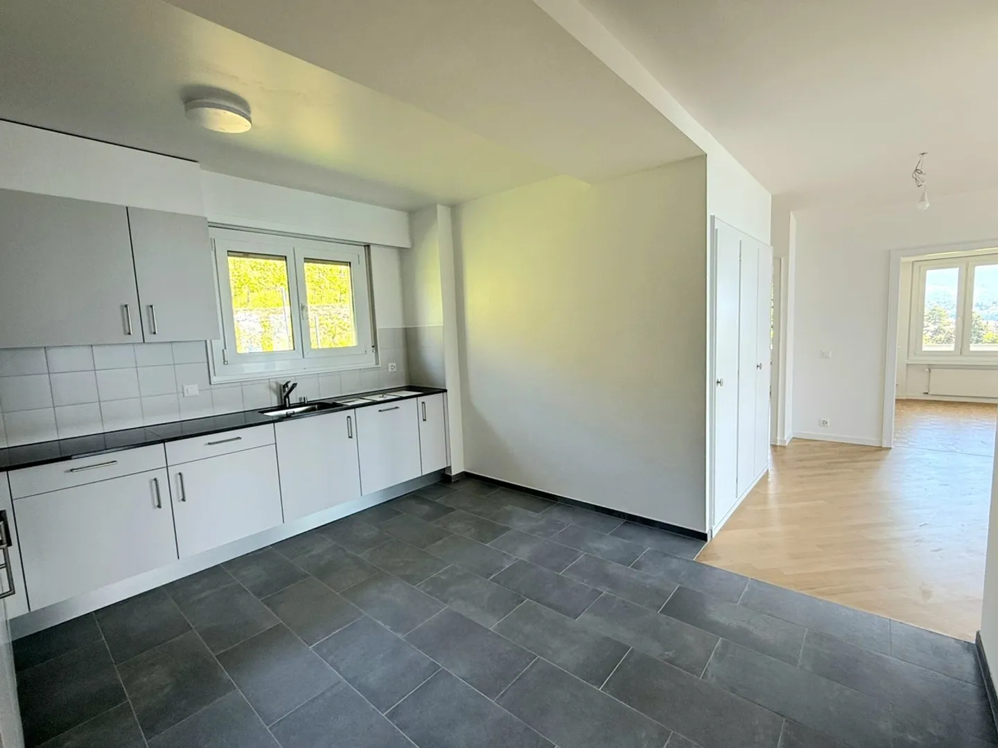 Ampio appartamento di 4 stanze con vista lago - Foto 4 di 11