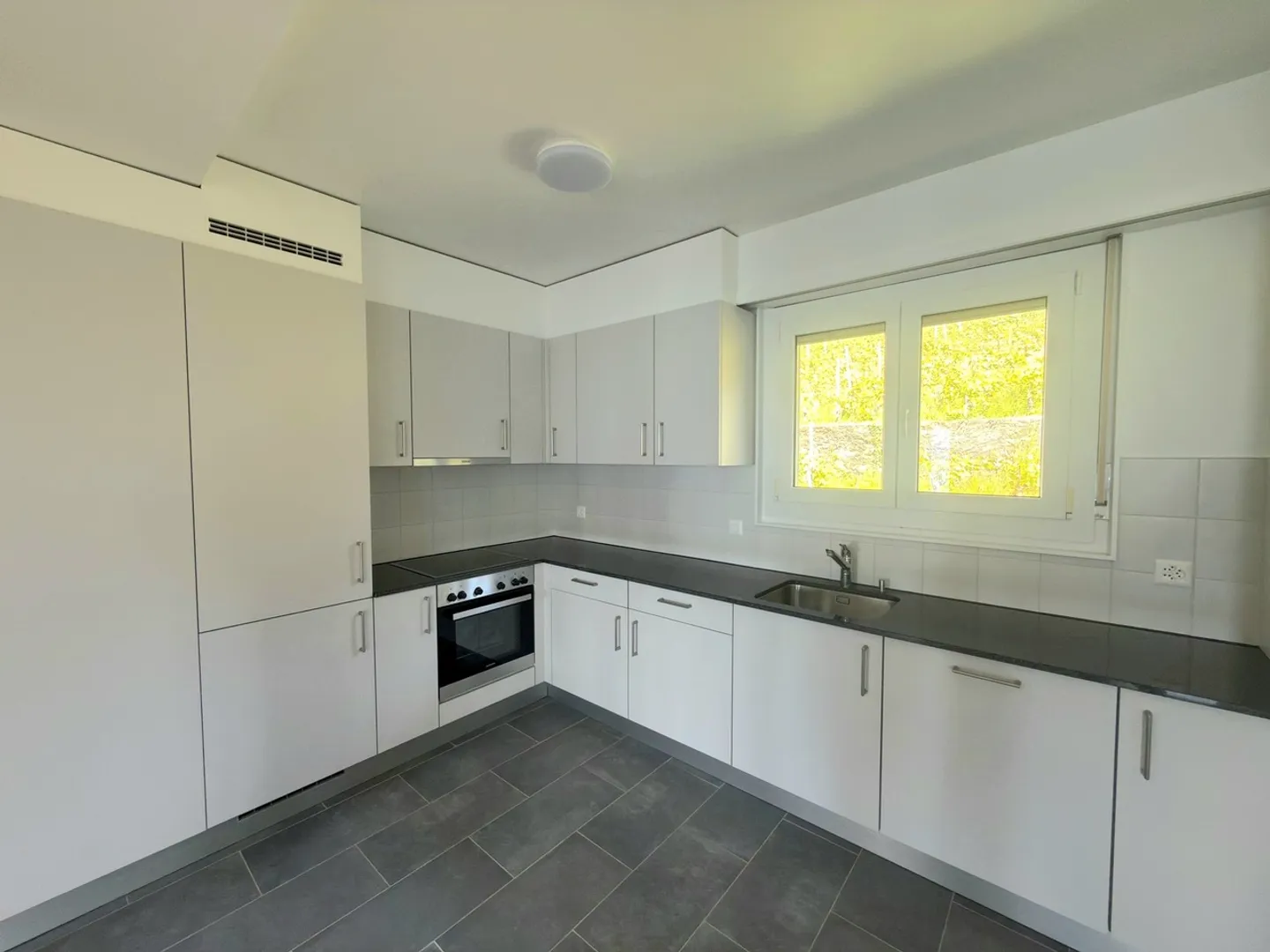 Ampio appartamento di 4 stanze con vista lago - Foto 5 di 11