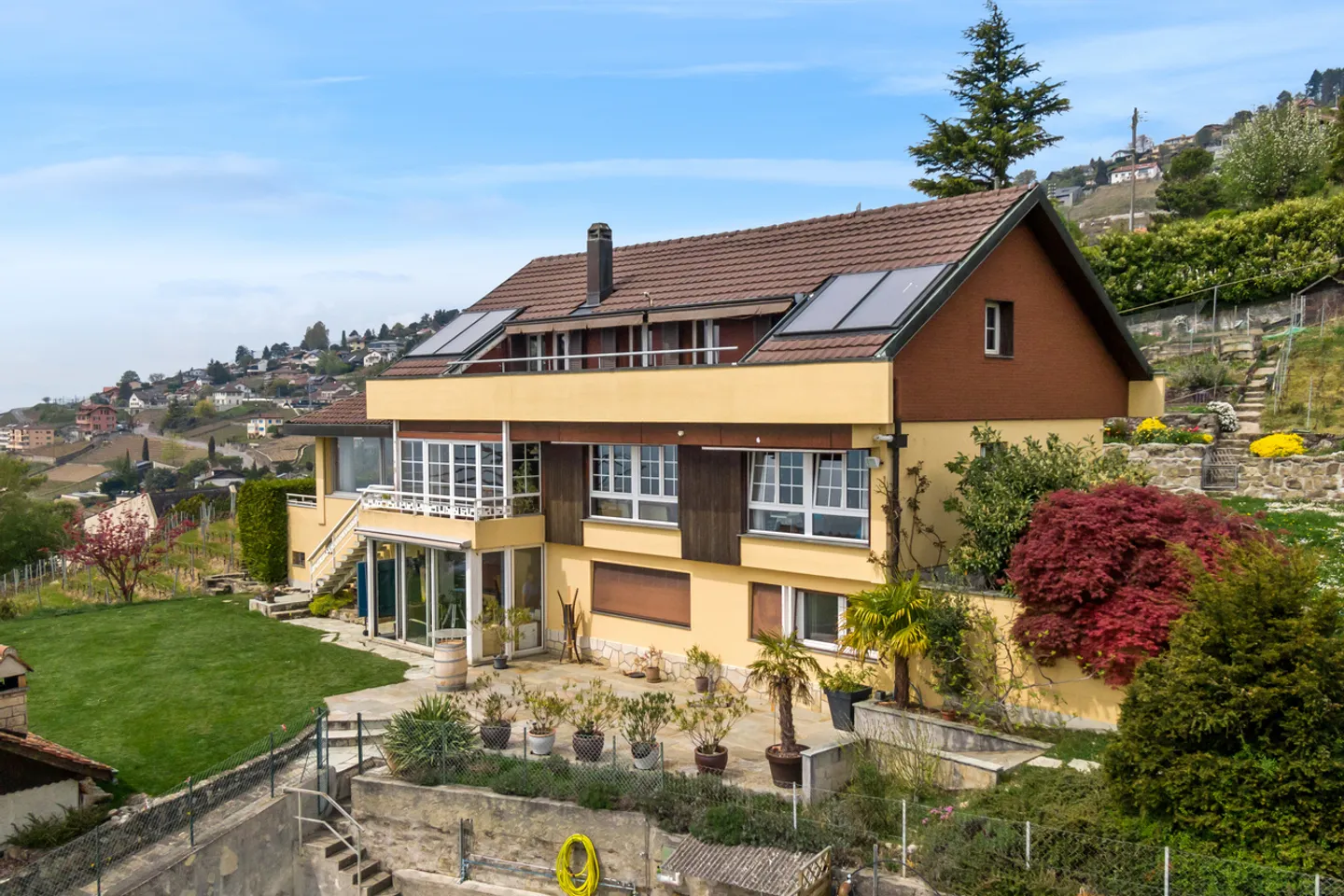 Superb property with panoramic view of the lake and mountains - Photo 2 of 4