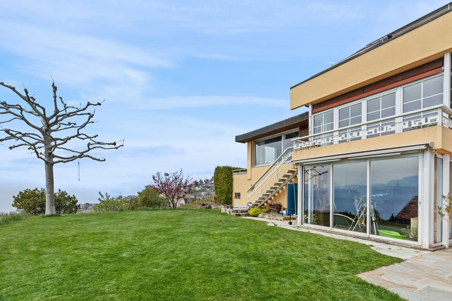 Superb property with panoramic view of the lake and mountains - Photo 3 of 4