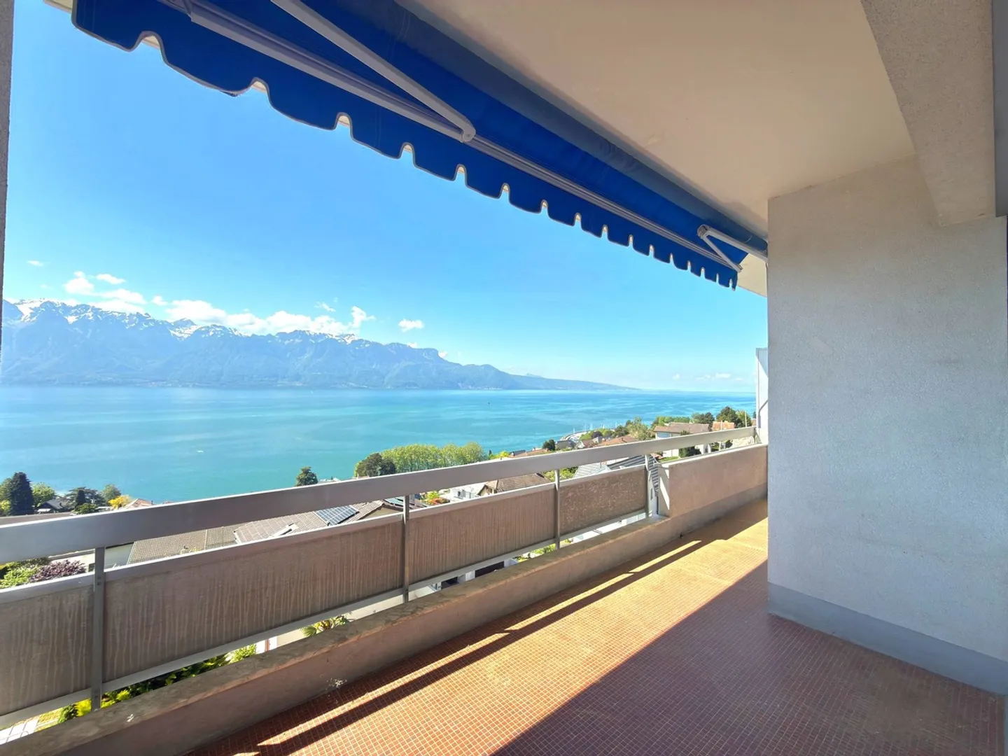 Ampio appartamento di 4 stanze con vista lago - Foto 10 di 11