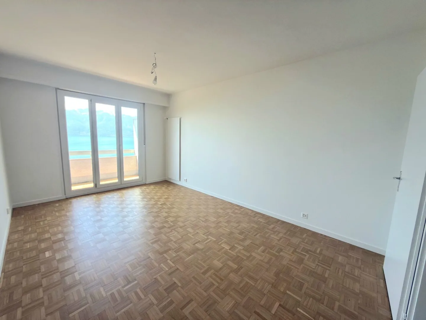 Ampio appartamento di 4 stanze con vista lago - Foto 7 di 11