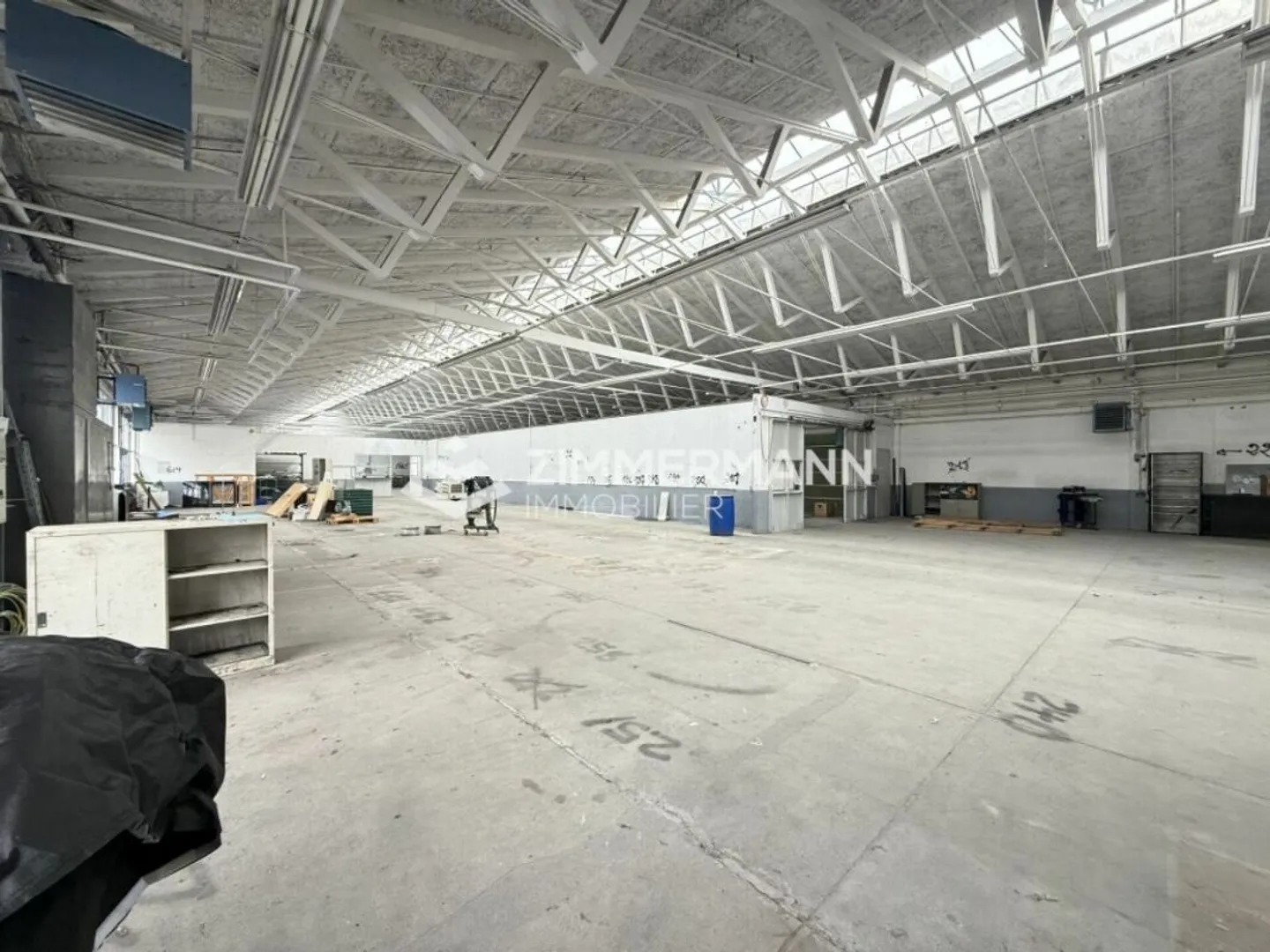 Industrial space of 1,640m2 in Meyrin available immediately! - Photo 3 of 3
