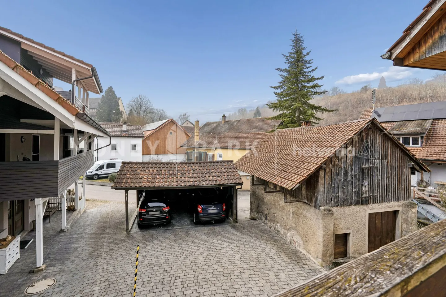 5.5-Room Mid-Terrace House with Expansion Potential - Photo 2 of 9