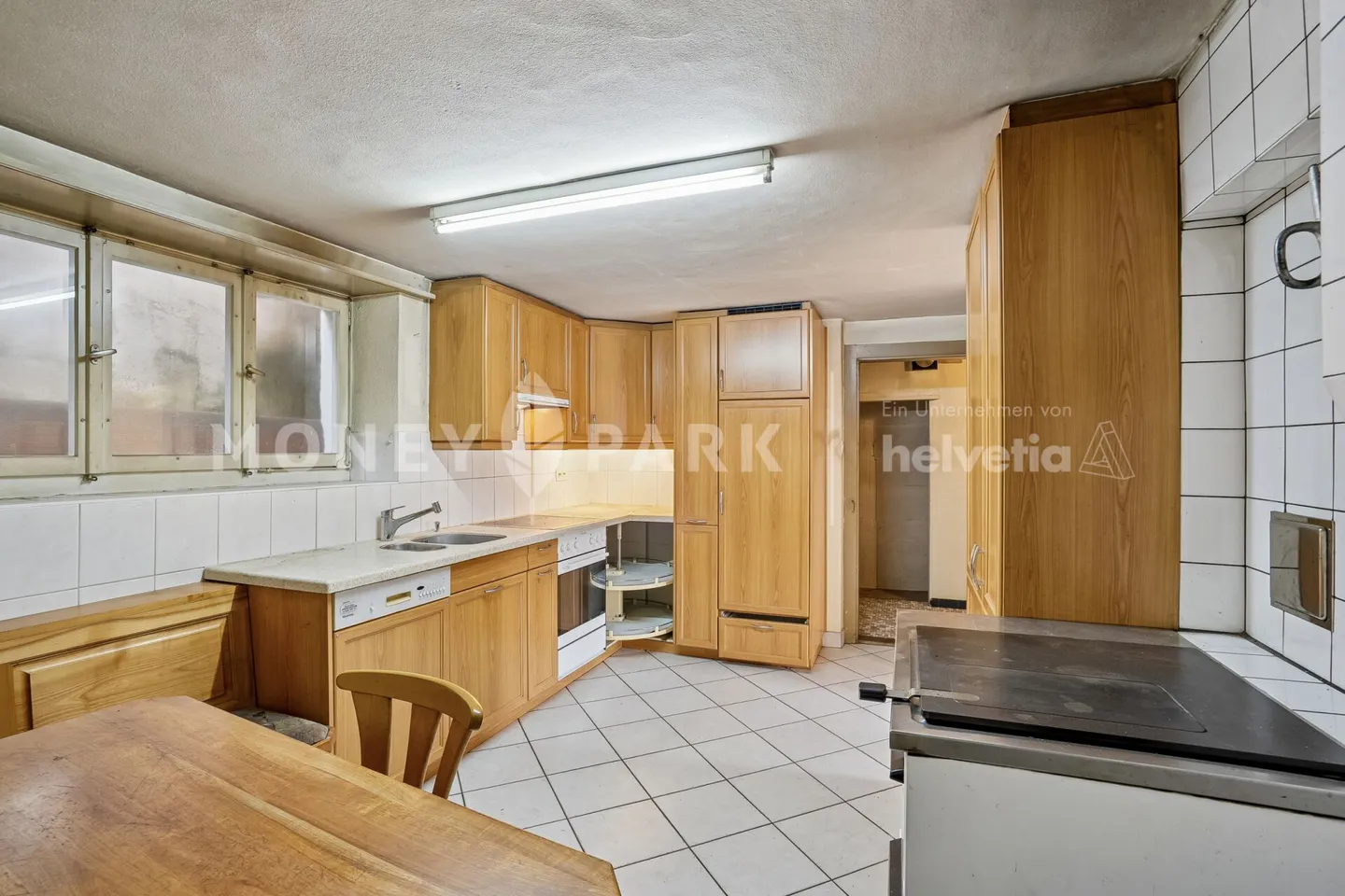 5.5-Room Mid-Terrace House with Expansion Potential - Photo 3 of 9