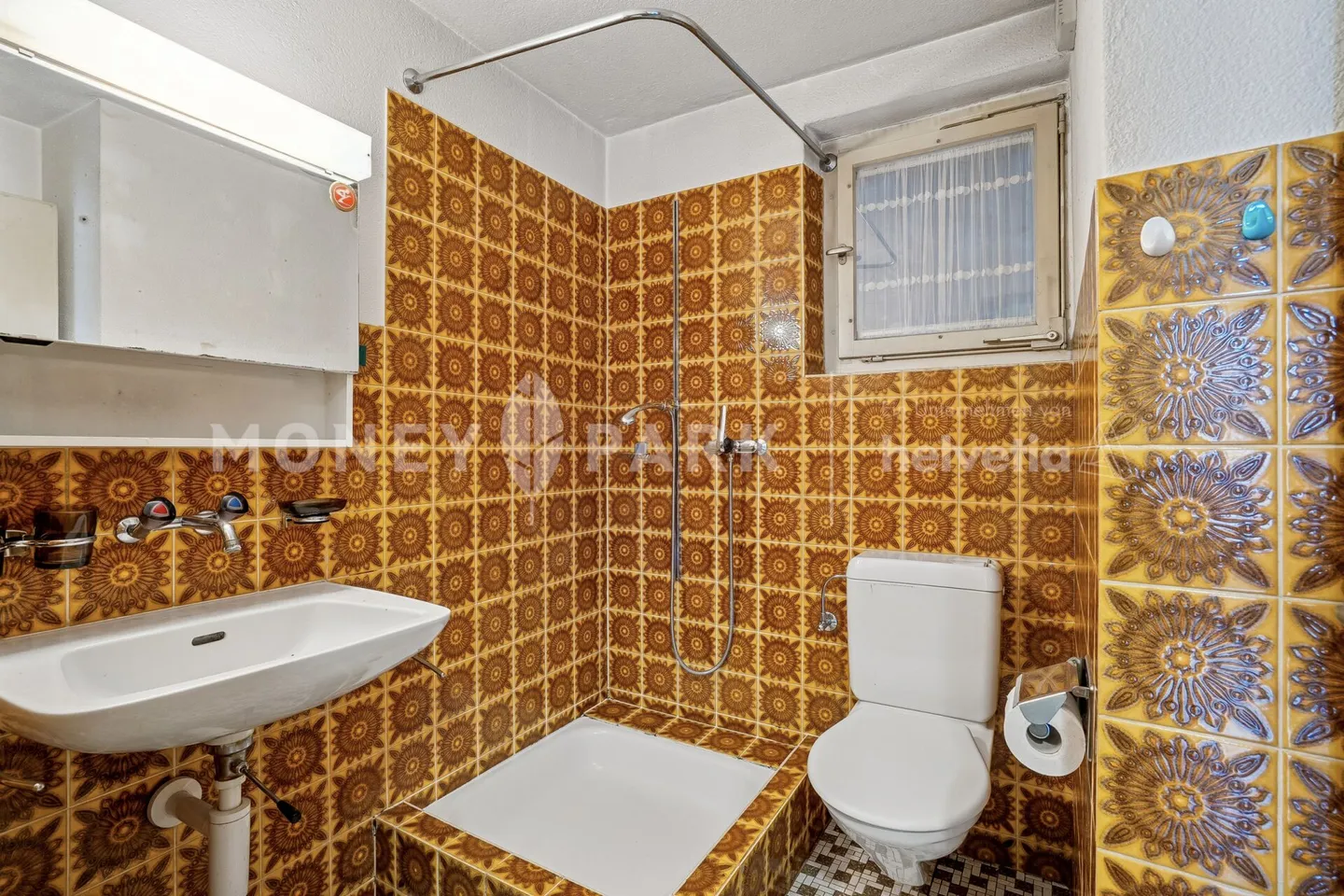 5.5-Room Mid-Terrace House with Expansion Potential - Photo 6 of 9