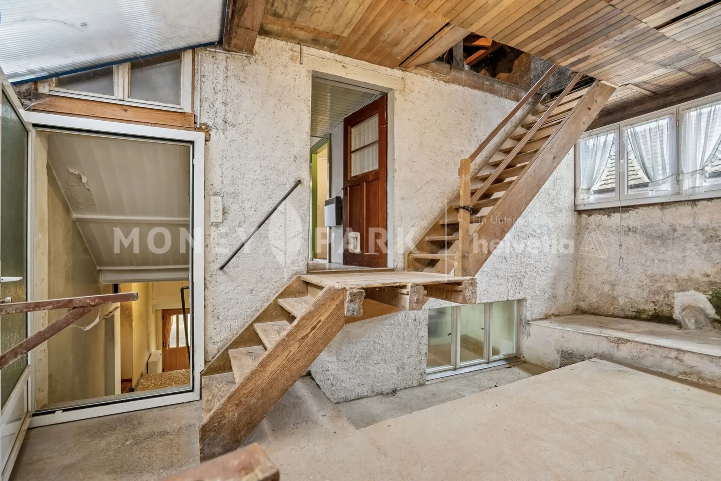 5.5-Room Mid-Terrace House with Expansion Potential - Photo 7 of 9