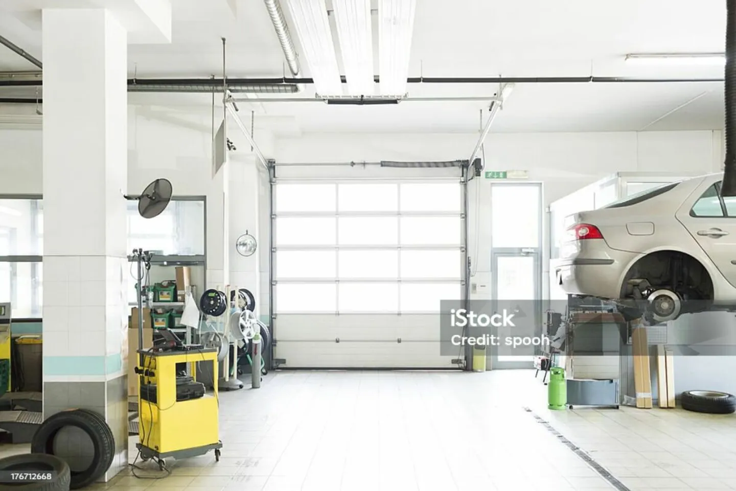Top equipped car garage on a busy main road in Wichtrach - Photo 1 of 2