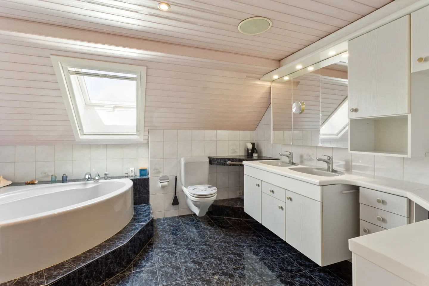 Single-family house with two apartments, renovated in 2020, in Elgg ZH! - Photo 7 of 16