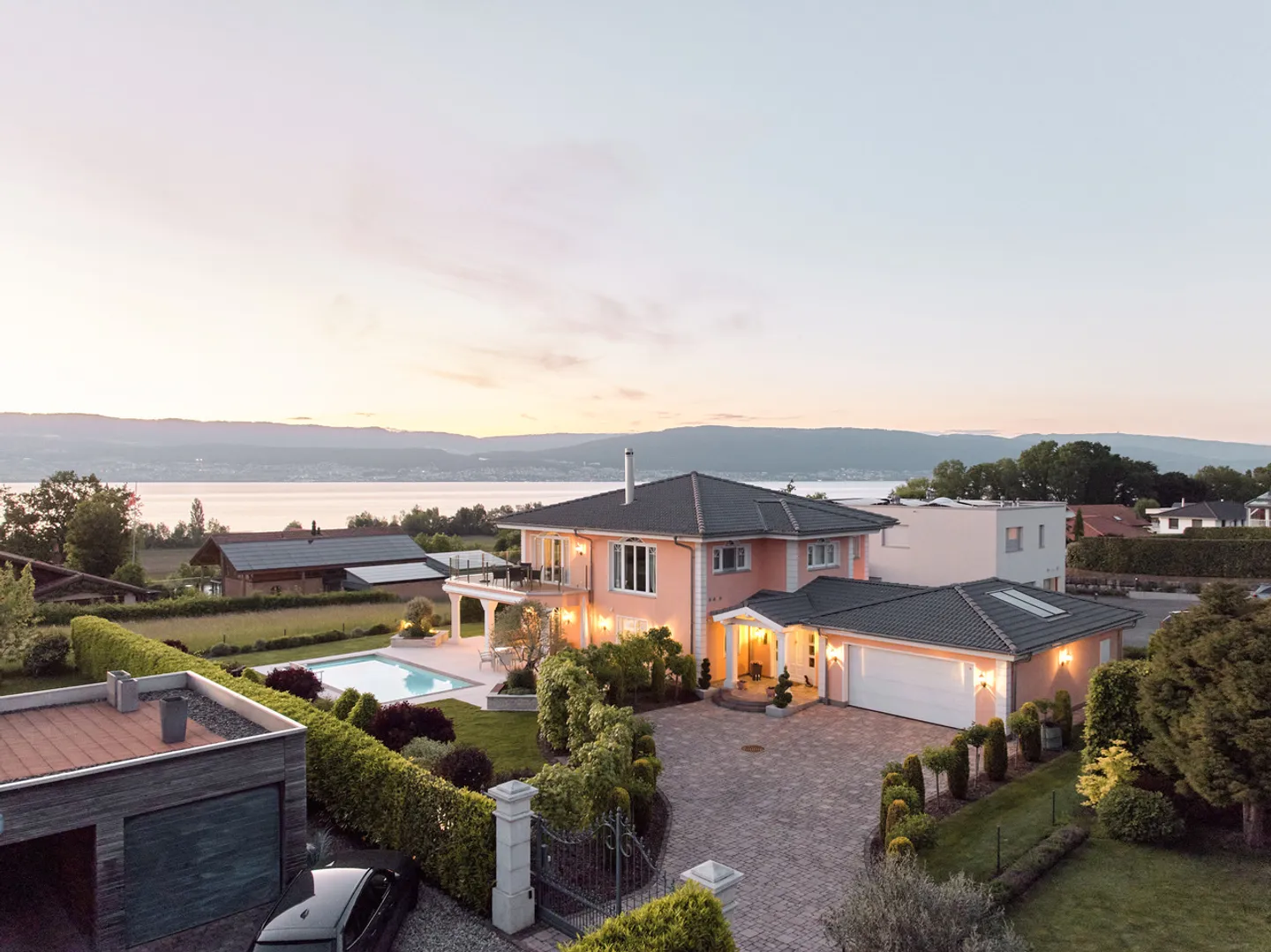 SENSO DI VACANZA: VILLA CON VISTA SUL LAGO DI NEUCHÂTEL - Foto 1 di 13