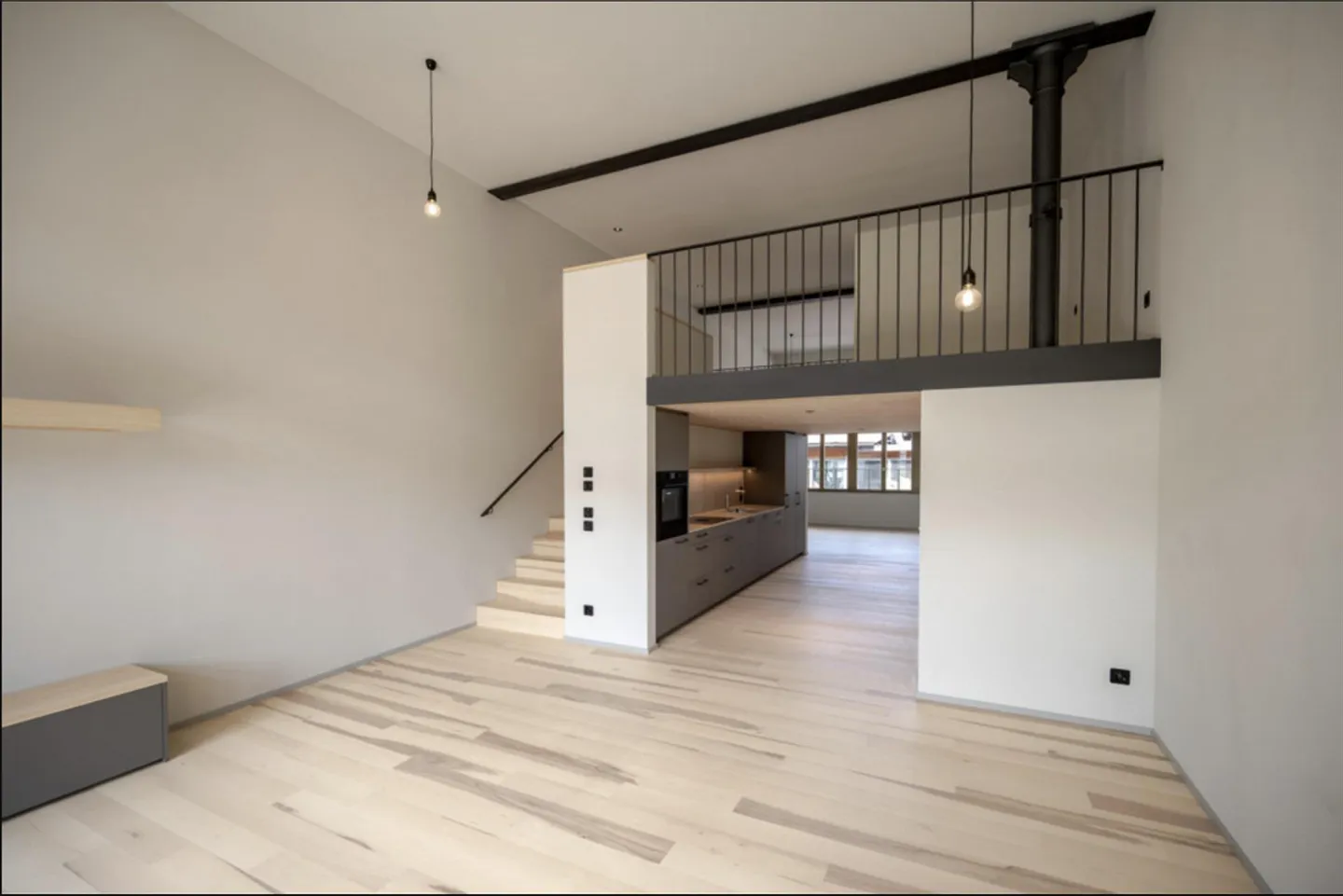Loft avec de Vraies Hautes Pièces - Photo 1 sur 11