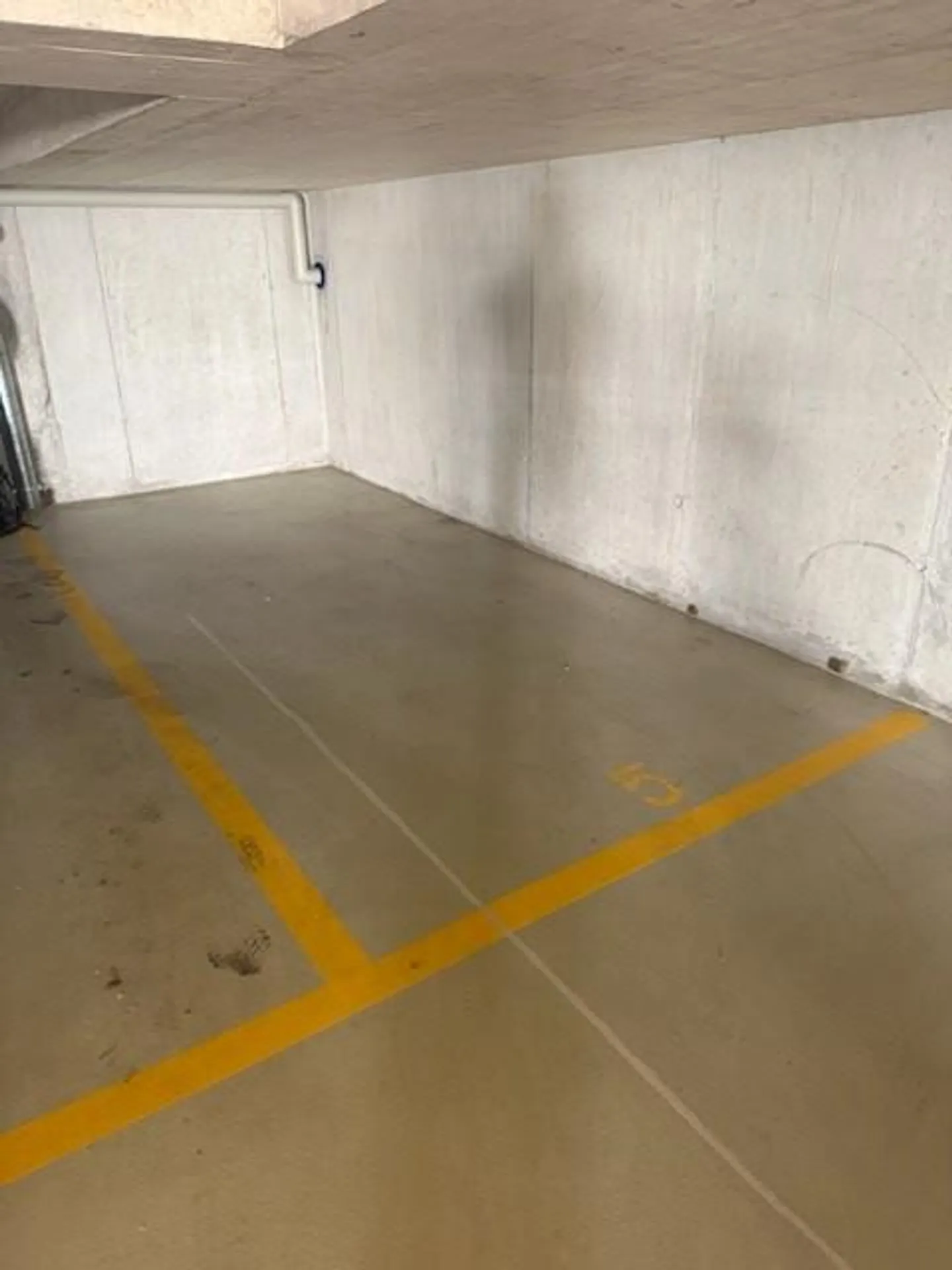 Posto auto interno disponibile - Foto 2 di 2